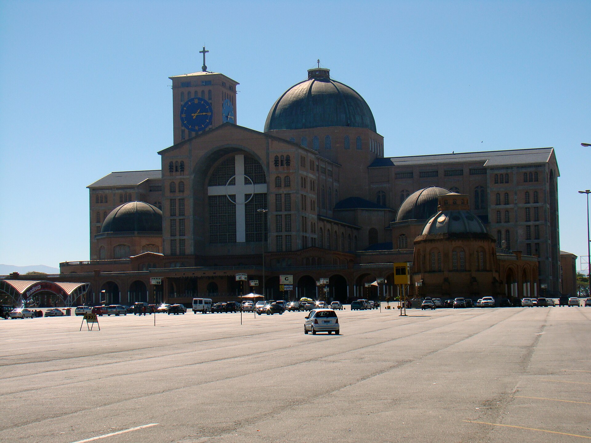 Basílica de Nossa Senhora Aparecida, santuário nacional no Vale do Paraíba.