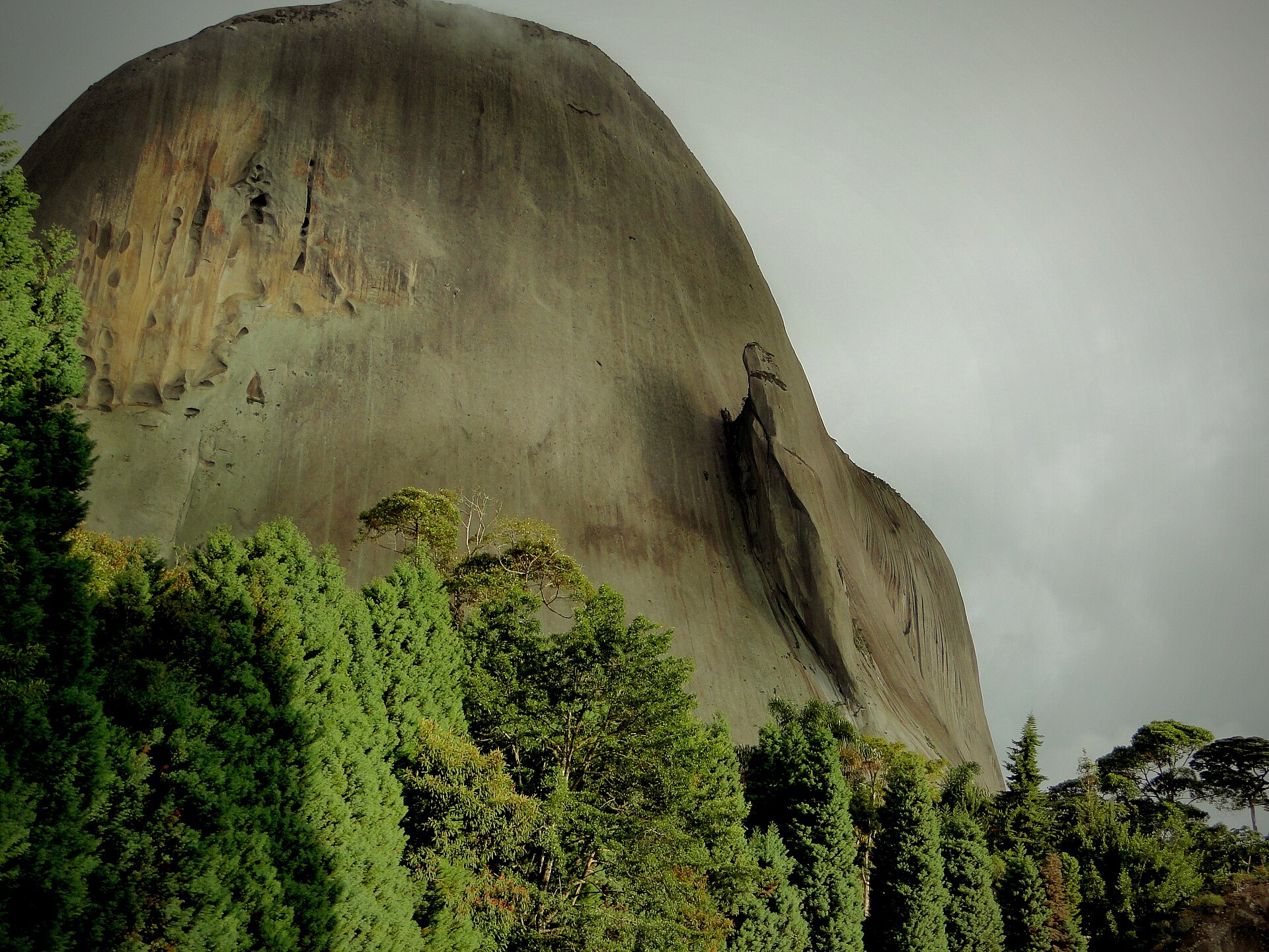 Maciço da Pedra Azul, paredão e mata no Espírito Santo.